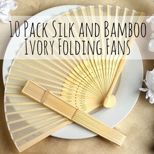 Op de afbeelding: Een wit bord met 10 pack zijde en bamboe ivoren vouwvaandels. De vaandels zijn gemaakt van zijde en bamboe en hebben een delicate ivoor kleur.