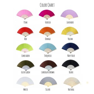 Op de afbeelding: Kleurenkaart met 15 verschillende kleuren handwaaieren. De waaieren zijn gerangschikt in een raster met de kleurnaam onder elke waaier. De kleuren zijn: roze, fuchsia, lavendel, rood, oranje, geel, limoengroen, turquoise, marineblauw, olijfgroen, chocoladebruin, zwart, wit, zilver en naturel.