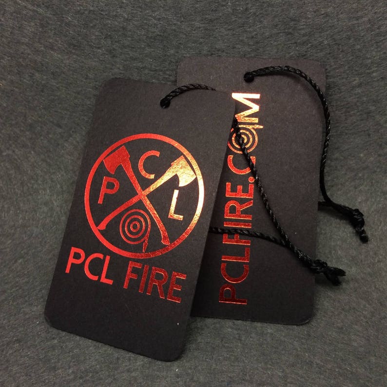 Pu&ograve; includere: Due etichette regalo nere con lettere in lamina rossa. L'etichetta pi&ugrave; grande presenta un logo con asce incrociate e il testo "PCL FIRE". L'etichetta pi&ugrave; piccola ha il testo "PCLFIRE.COM".