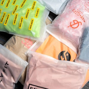 50-1000 販売中カスタムフロストジッパーバッグ、透明ジッパーバッグ、高品質 PE プラスチックジッパーロックバッグ、衣類用カスタムパッケージバッグ