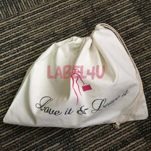 May include: White drawstring bag with the text "LABEL4U" in pink and black. The bag also has the text "Love it & Leave it" in black cursive.