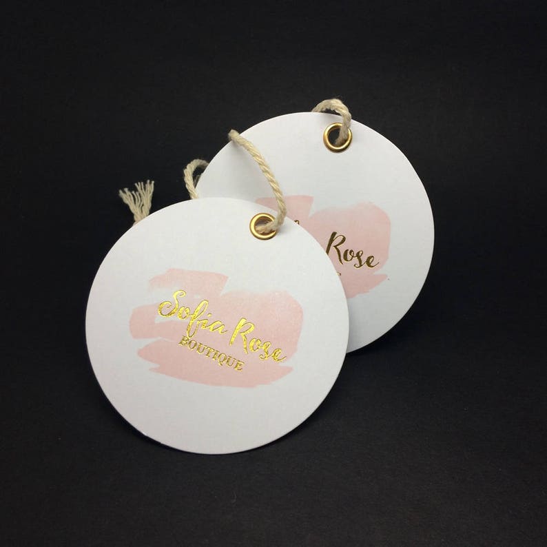 Pu&ograve; includere: Due etichette regalo rotonde bianche con scritta dorata. L'etichetta superiore dice "Rose" e l'etichetta inferiore dice "Sofia Rose Boutique". Entrambe le etichette hanno un design ad acquerello rosa e un occhiello dorato.