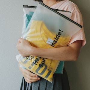 ロゴ入り黒ジッパーバッグ、ロゴプリント入りTシャツ/パーカー梱包用カスタマイズ衣類バッグ、カスタムパッケージバッグ、ジッパー付き封筒