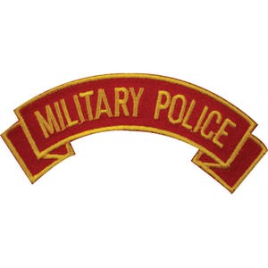 Könnte beinhalten: Roter und goldener gestickter Aufnäher mit dem Text "Military Police" in Form eines gebogenen Banners.