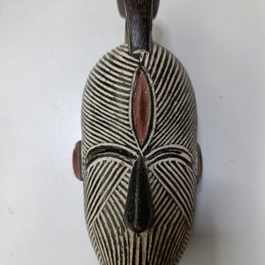 Máscara africana Songye do Congo, tamanho pequeno.