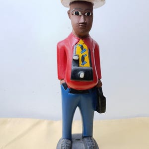 Koloniaal figuur met de hand gesneden in Afrika