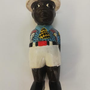 Figura colonial esculpida à mão na África