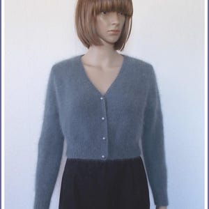 Puede incluir: Un letrero de madera hecho a mano con el texto "Welcome" en una fuente juguetona. El letrero presenta un fondo blanco desgastado y un borde marrón oscuro, perfecto para una puerta principal. Mide aproximadamente 30 cm de ancho.