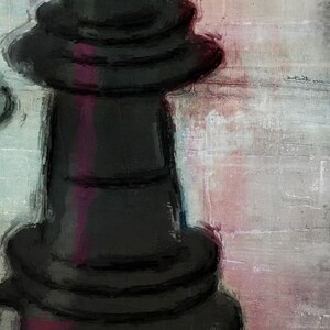 Puede incluir: Una pieza de ajedrez negra, una reina, pintada en un estilo texturizado sobre un fondo de rosa, azul y gris apagados.