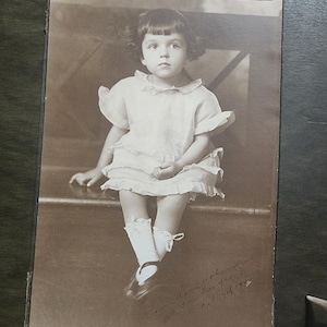 Große antike Fotografien, Fotografie eines kleinen Mädchens, Original Schwarz-Weiß-Fotografie, sepiafarben, Kabinett Karte Fotografie, Wand Kunst Dekor