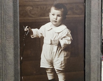 Fotografía antigua en sepia, retrato de niño pequeño, decoración de pared (11,4 x 18,8 cm)