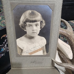 Große antike Fotografien, Fotografie eines kleinen Mädchens, Original Schwarz-Weiß-Fotografie, sepiafarben, Kabinett Karte Fotografie, Wand Kunst Dekor