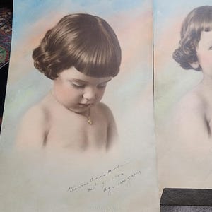2 große antike Fotos, Kleines Mädchen Fotografie, Original Hand Colore Fotografie, Sepia Ton, Kabinett Karte Fotografie, Wand Kunst Dekor