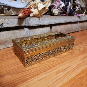 Vintage 1970s ornamentado oro rosa tejido caja, caja de lata de metal, suministros de belleza, decoración del baño, decoración del hogar, rosas doradas