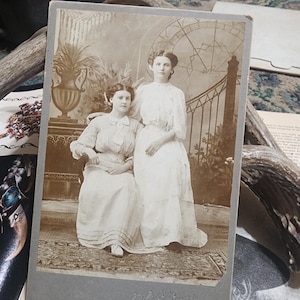 Fotografia antiga, foto de 2 mulheres, fotografia original, tom sépia, fotografia de cartão de gabinete, decoração de arte de parede, fotografia vintage