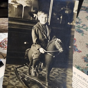 Fotografia antiga, fotografia de caça, menino original e cavalo de balanço, fotografia, tom sépia, fotografia de cartão de gabinete, decoração de arte de parede