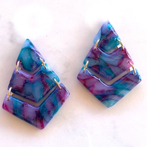 HEMERA earrings - arrow model with stud clasp - turquoise and fuchsia - clasps and details in gold-plated stainless steel.