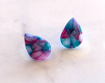 Boucles d'oreilles HEMERA - modèle goutte fermoir clou - turquoise et fuchsia - fermoirs et détails en acier inoxydable doré.