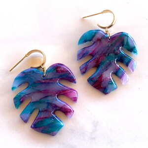 HEMERA earrings - monstera model, creole clasp - turquoise and fuchsia - clasps and details in gold-plated stainless steel.
