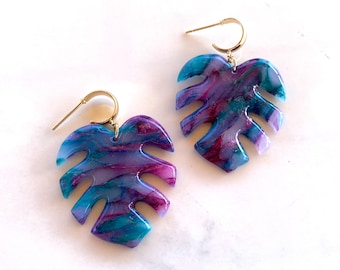 Boucles d'oreilles HEMERA - modèle monstera fermoir type créole - turquoise et fushia - fermoirs et détails en acier inoxydable doré.