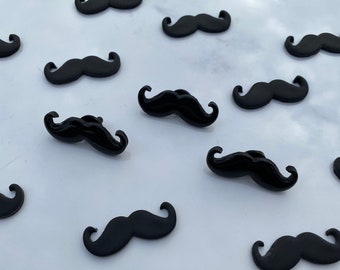 Pin’s moustache « Movember » | 1 euro reversé à une association.