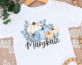 Camisa de nombre personalizado de calabaza de acuarela, camisa de otoño personalizada, camisa de niña de otoño, camisa linda con nombre de calabaza, calabazas azules, camisa de niña de otoño