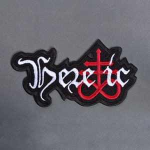 Könnte beinhalten: Schwarzer und weißer gestickter Aufnäher mit dem Wort "Genetic" in gotischer Schrift und einem roten umgekehrten Pentagramm.