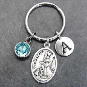 Llavero de ángel de la guarda con letra personalizada y piedra de nacimiento de cristal. Regalo ideal para hombres y mujeres. Conductor novato, regalo seguro para la vuelta al cole.