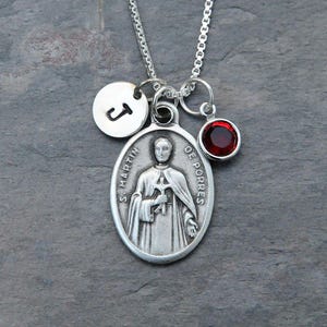Collar de San Martín de Porres: dije inicial personalizado, piedra natal de cristal o perla: patrón de los barberos y la armonía racial