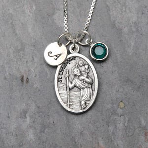 Collar de San Cristóbal para Viajes Seguros - Inicial Personalizada - Cristal de Piedra Natal o Perla - Regalo de Protección para Viajeros