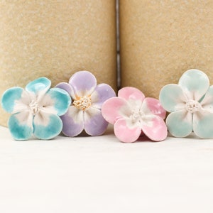 Choose your set of 8 Ceramic Primroses for Jewelry and Craft making, Deco, Sewing, Scrapboking...