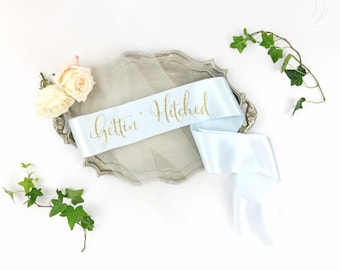 Gettin' Hitched sash, Getting Hitched Sash, Country Bachelorette, Bride to Be Sash, Bachelorette Sash, Bridal Party Sash, Bachelorette Party