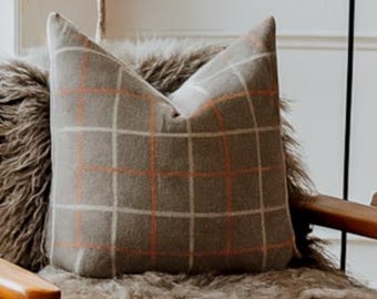 Funda de almohada a cuadros grises, estampado de ventanas naranjas y blancas, hecha en Canadá