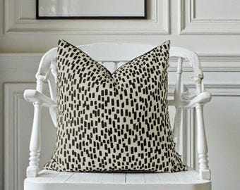 Almohada con rayas negras y crema: acento étnico bohemio