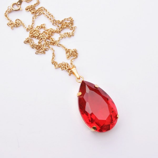 Pendentif en forme de larme en cristal rouge vintage des années 1970 avec collier en or à longue chaîne