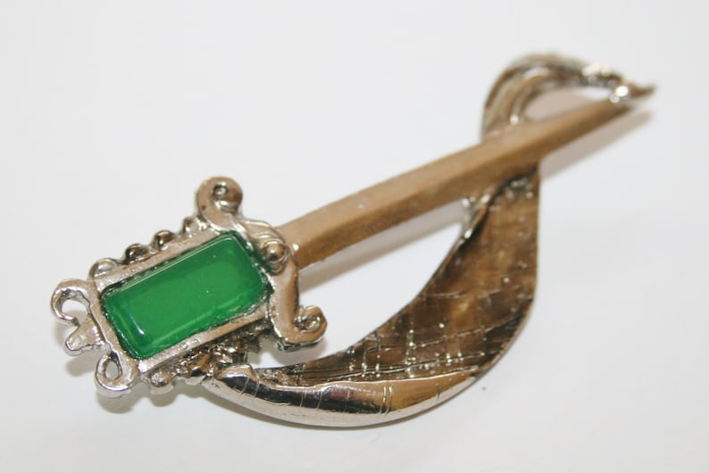 Vintage 1970/'s Pewter Celtic Sword Brooch w Emerald Green Glass Cabochon Ladies vintage costume jewellery Made in the UK Scottish