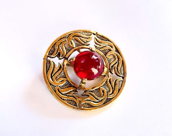 Vintage Celtic Scarf Clip // Gold Plated w/ Ruby Red Crystal Cabochon // Vintage costume jewelry accessories // Made in England