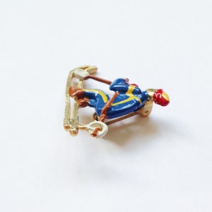 Winter Skiier Brooch // 1970's vintage enameled brooch // Fun present // Made in the UK // Quirky accessories image 4