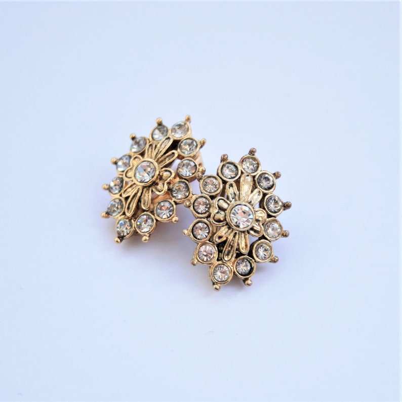 Vintage Clear Crystal Earrings Gold Plated w Clear Crystals Ladies Vintage Costume Jewellery Women/'s Clip On Earrings