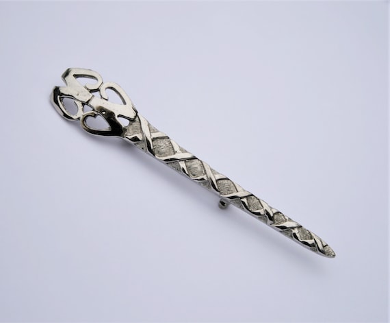 Broche Fantaisie Vintage Métal Argenté – Occasion Avec Son Charme D'antan