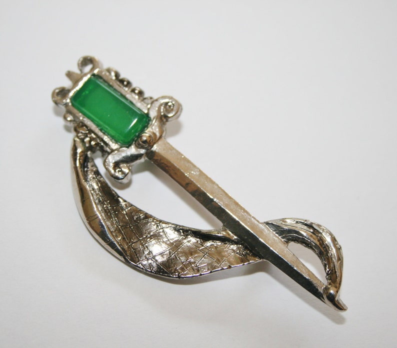 Vintage 1970/'s Pewter Celtic Sword Brooch w Emerald Green Glass Cabochon Ladies vintage costume jewellery Made in the UK Scottish