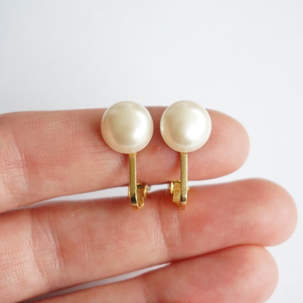 Minimalist Vintage Pearl Clip On Earrings // Ladies Vintage Pearl Clip On Earrings // Costume Jewellery // Simple Faux Pearl Clip Ons