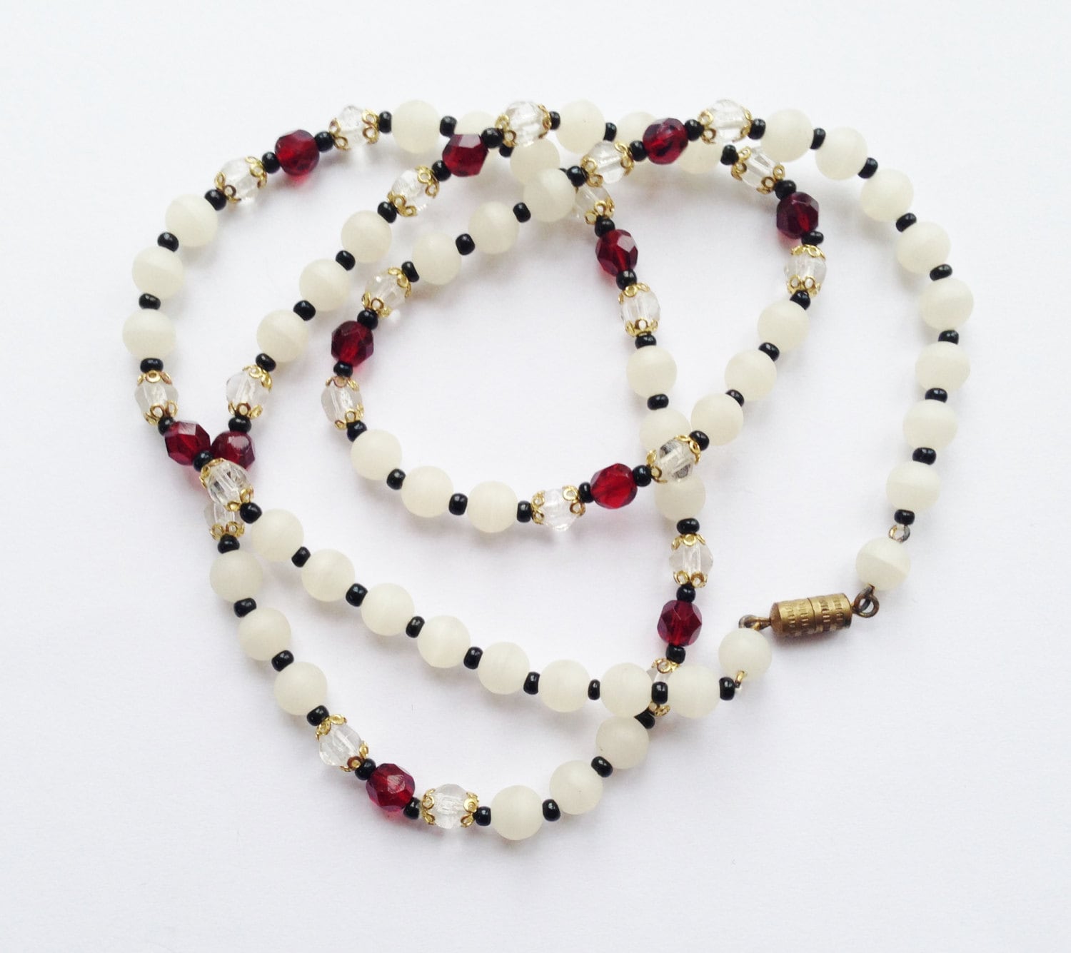Collier Vintage Années 1930/1960 En Perles De Verre Framboise - Monture Laiton, Mi-long, Occasion