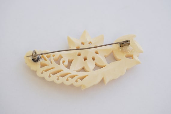 Antique celluloid　grape＆heart brooch Vintage Celluloid Flower Pin In Vintage Plastic Costume Pins