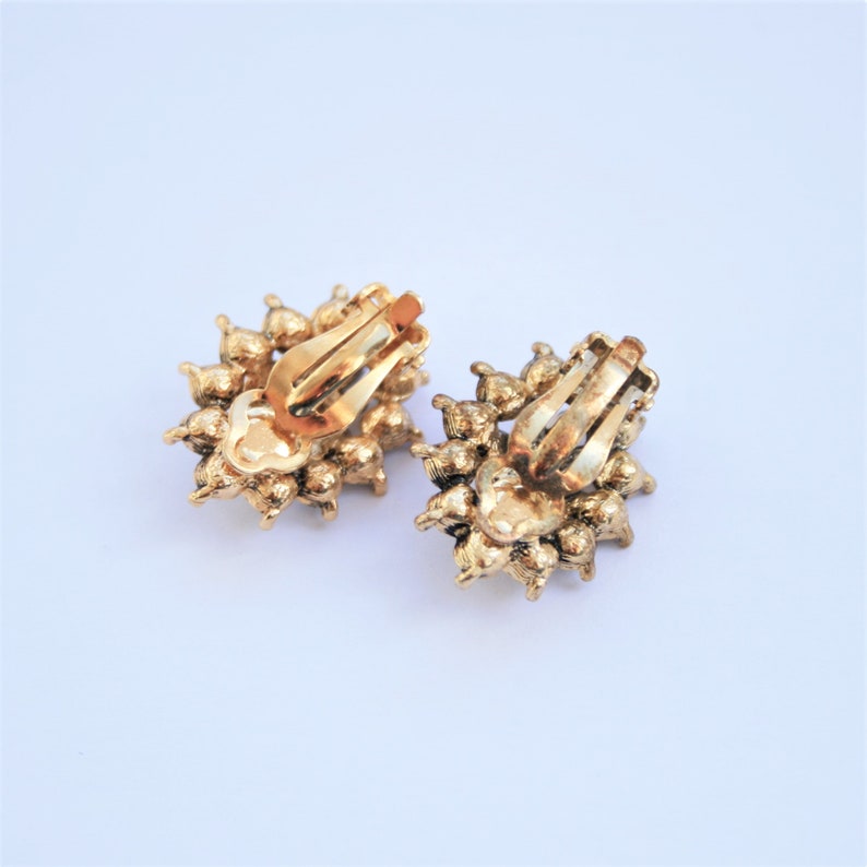 Vintage Clear Crystal Earrings Gold Plated w Clear Crystals Ladies Vintage Costume Jewellery Women/'s Clip On Earrings