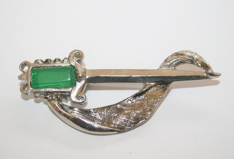 Vintage 1970/'s Pewter Celtic Sword Brooch w Emerald Green Glass Cabochon Ladies vintage costume jewellery Made in the UK Scottish
