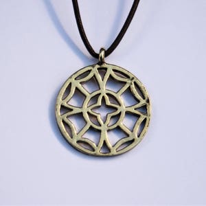 Ciondolo con simbolo celtico circolare // Collana placcata in oro con cordino marrone // Bigiotteria // Idea regalo per uomo // Gioielli celtici