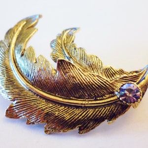 Vintage Feather Brooch w/ Light Amethyst Swarovski Crystal Chaton // Traditional Brooch // Gold Plated // Made in England