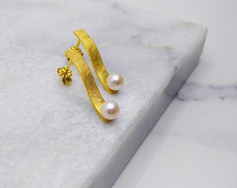 14k Gold Pearl Earrings for  timeless and modern appearances /Unique Bridal Earrings with Natural Pearl/14k Gold / Minimalist Gold Jewelry