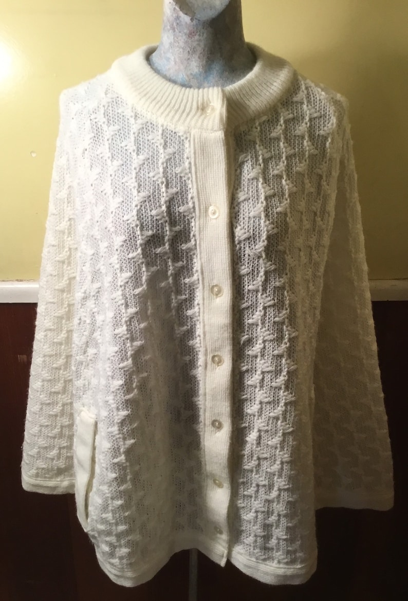 Excellent Shape Gorgeous 1960s Womens Acrylic Poncho Nice Bright White Just Beautiful FallWinter Perfection!
